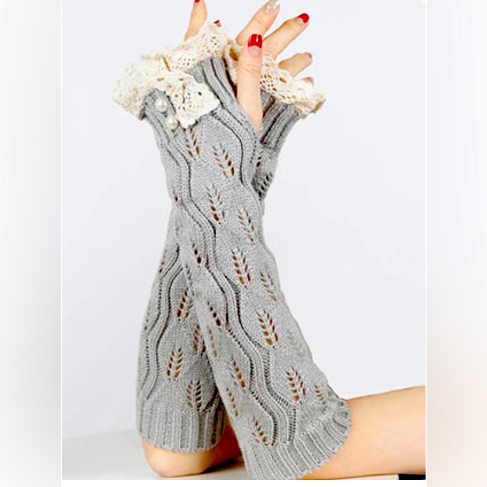 Gray knitted wrist/sleeve warmers